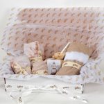 bundles043 150x150 - מארז שמיכה קלה גדולה, סט סדינים בקאמל ורעשן מעץ טבעי
